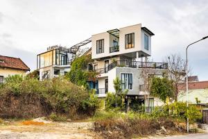 an apartment building on the side of a street at Be Youth Villa Đà Lạt - O'TEL in Da Lat