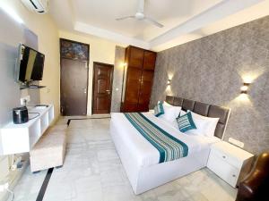 a hotel room with a bed and a tv at Hotel Khusbu Residency, Green Park Market, South Delhi in New Delhi