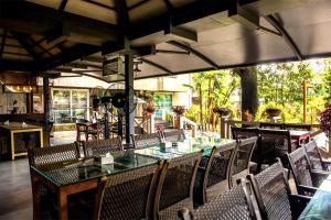 ein Esszimmer mit Tisch und Stühlen in der Unterkunft Basilica Resort - Where Luxury Redefines in Mahabaleshwar