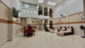 a large living room with couches and a television at Hung Phu Home & Apartment in Cái Răng