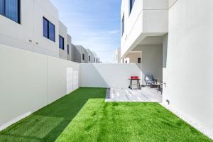 an internal courtyard of a building with green grass at Elegant Family Villa with BBQ in the Heart of Yas near Yas Circuit - Formula 1 - Ferrari World - Sea World - Warner Brothers in Abu Dhabi