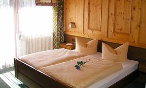En eller flere senge i et værelse på Berghaus Maria