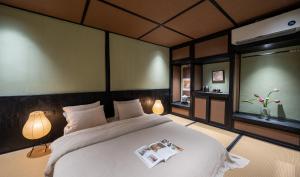Free To Be Wild Designer Hotel客房内的一张或多张床位