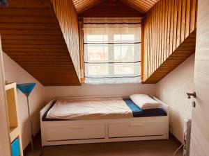 PürgenにあるFerienwohnung Alpenblickの窓のある部屋にある小さなベッド