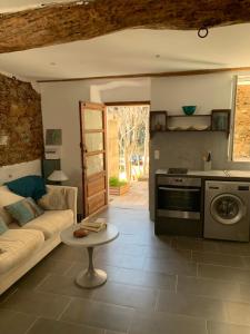 a living room with a couch and a table at Maison à Porticciolo, idéale pour un couple in Cagnano