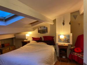1 dormitorio con cama blanca grande y techo en Villa arborée - piscine, en Saint-Jean-de-Védas