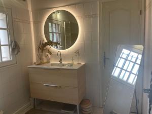 un baño con lavabo y espejo en Villa arborée - piscine, en Saint-Jean-de-Védas 14 fotos más