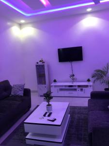 Μια τηλεόραση ή/και κέντρο ψυχαγωγίας στο Residence Les Orchidées Cotonou +11 φωτογραφίες