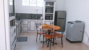 Køkken eller tekøkken på Peaceful 4 bedrooms house + 8 billeder