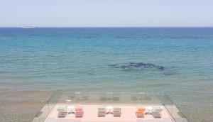 阿凯松阿拉斯住宿加早餐旅馆的一组椅子坐在海洋顶上