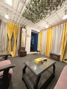 Gallery image of Independent Garden Cottage-Bandra-Carter road in Mumbai
