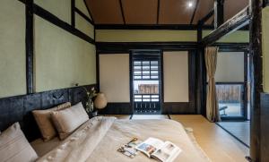 Free To Be Wild Designer Hotel客房内的一张或多张床位