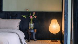 Free To Be Wild Designer Hotel客房内的一张或多张床位