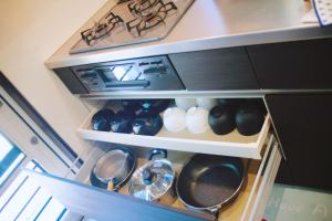 una cucina con fornelli e alcuni piatti e padelle di 千鳥3号天然温泉付別荘 a Shirahama