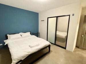 Voodi või voodid majutusasutuse Lachata Ramkhamhaeng Hotel 曼谷拉差塔酒店 toas