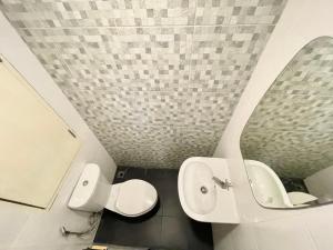 Vannituba majutusasutuses Lachata Ramkhamhaeng Hotel 曼谷拉差塔酒店 +9 fotot