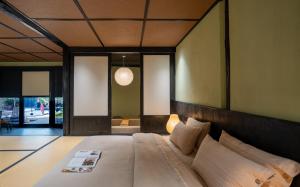 Free To Be Wild Designer Hotel客房内的一张或多张床位
