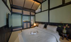 Free To Be Wild Designer Hotel客房内的一张或多张床位