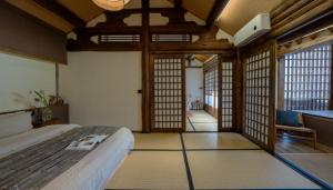 Free To Be Wild Designer Hotel客房内的一张或多张床位