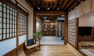 大理Free To Be Wild Designer Hotel的走廊设有窗户、电视和椅子