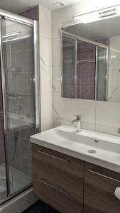 Kúpeľňa v ubytovaní Terrasse, jardin,, Appartement 80m², vue montagne, wifi, bureau