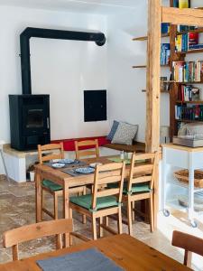 a dining room with a table and chairs and a fireplace at Frühstückspension Das Einser in Heiligenkreuz