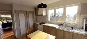 Kuchyňa alebo kuchynka v ubytovaní Terrasse, jardin,, Appartement 80m², vue montagne, wifi, bureau