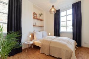 a bedroom with a bed and a large window at Neu! - Charmante Mosel-Ferienwohnung in Traben-Trarbach - Top Lage - bis 6 Personen in Traben-Trarbach