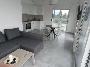 una sala de estar con un sofá y una mesa en Blue & Green, en Longá