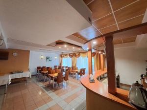 Reštaurácia alebo iné gastronomické zariadenie v ubytovaní Penzion Zornicka