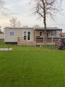 雷讷瑟De Zeester的一栋房子前面停着一辆车