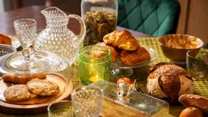 a table topped with lots of different types of bread at Dépendance maison bourgeoise in Grand-Fougeray +32 photos