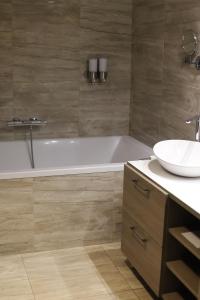 Koupelna v ubytování New Hotel Colon + 34 fotografií