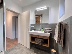 un baño con lavabo y espejo en Ferienhaus EulenNest, en Seeboden 37 fotos más