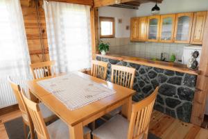 una sala da pranzo con tavolo e sedie in legno di Pine Valley House a Zlatibor