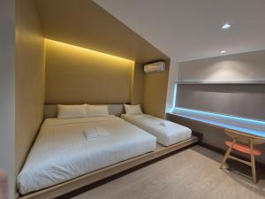 The Publyc Hotel客房内的一张或多张床位