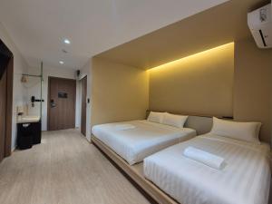 The Publyc Hotel客房内的一张或多张床位
