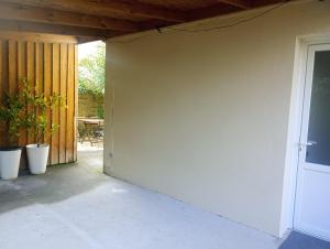 a room with a white wall next to a door at La KLEMALINE in Pessac