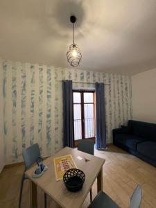 a living room with a table and a couch at Spinuzza relax in Cefalù
