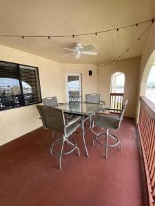 een eetkamer met een glazen tafel en stoelen bij Bienvenue condo in Navarre