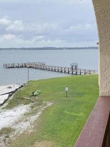 een uitzicht op een strand met een pier bij Bienvenue condo in Navarre