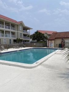 een zwembad voor een appartementencomplex bij Bienvenue condo in Navarre