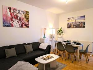 a living room with a couch and a table at 5 Personen, familienfreundlich, Waschmaschine, Balkon, Amazon Prime in Magdeburg