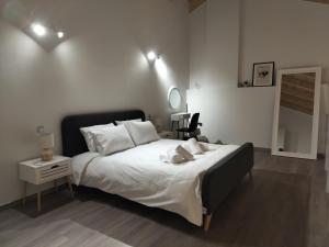 En eller flere senge i et værelse på Loft Suite + 8 billeder