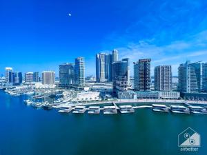 Nespecifikovaný výhled na destinaci Dubaj nebo výhled na město při pohledu z apartmánu