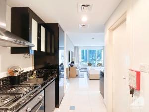 Kuchyň nebo kuchyňský kout v ubytování Luxury Studio in Business Bay with Canal View