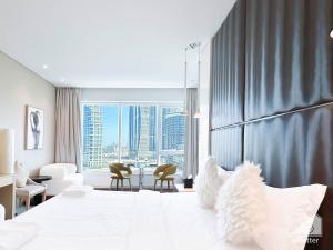 Postel nebo postele na pokoji v ubytování Luxury Studio in Business Bay with Canal View + 27 fotografií
