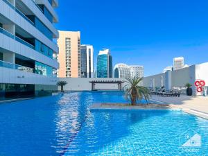 Bazén v ubytování Luxury Studio in Business Bay with Canal View nebo v jeho okolí