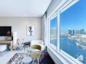 TV a/nebo společenská místnost v ubytování Luxury Studio in Business Bay with Canal View