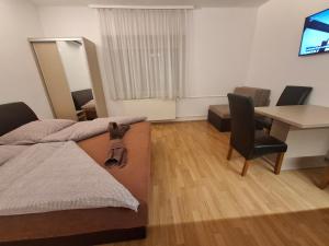 A television and/or entertainment centre at Ilona Apartmanház